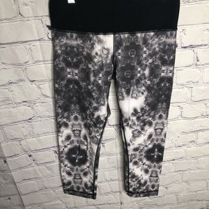 Lululemon Cropped Leggings Floral Print Size 4 Grey